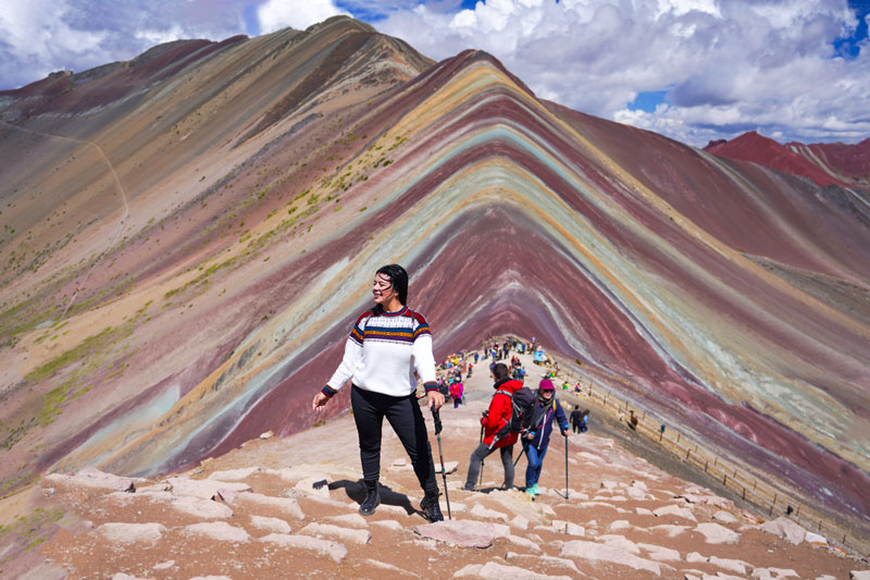 Turista en la Montaña de Colores