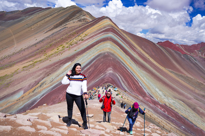 Turista en la Montaña de Colores