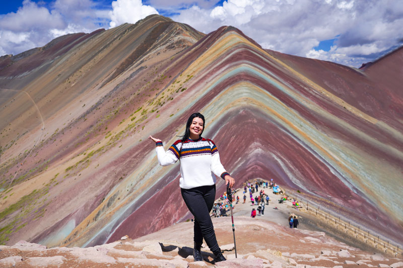 Turista en la Montaña de Colores