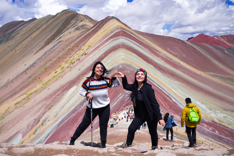 Turista en la Montaña de Colores