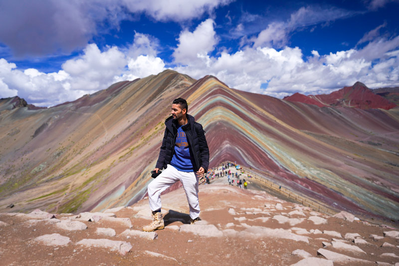 Turista en la Montaña de Colores