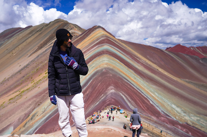 Turista en la Montaña de Colores