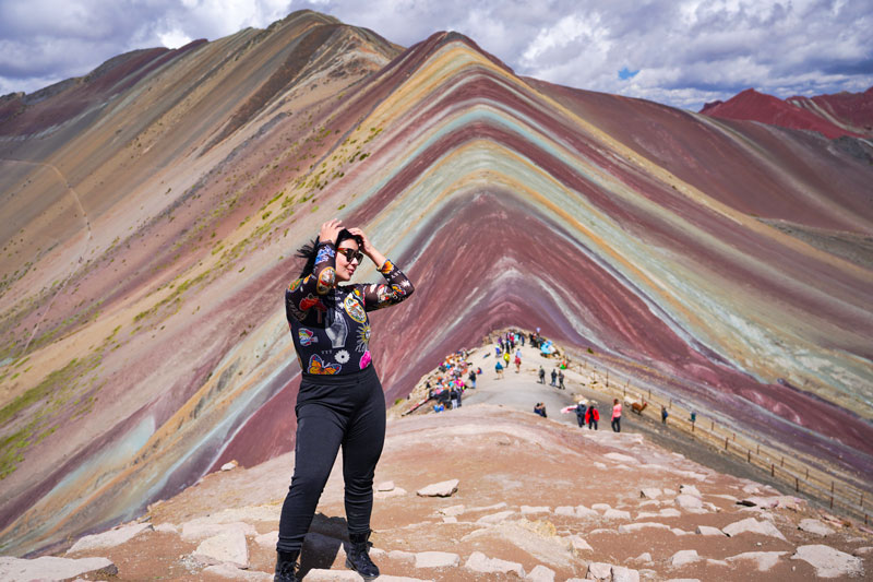 Turista en la Montaña de Colores