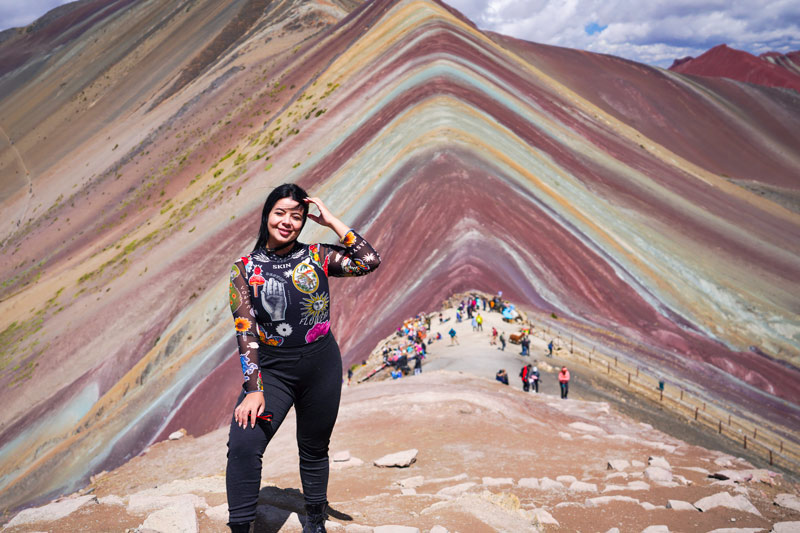 Turista en la Montaña de Colores