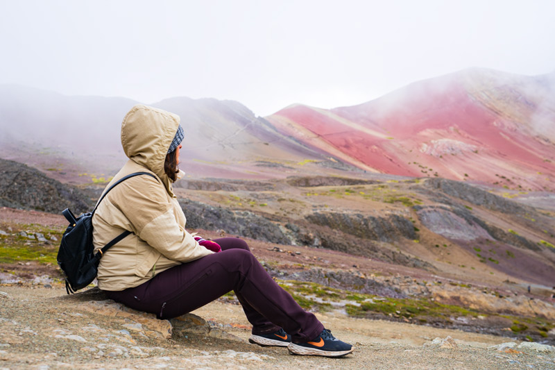 Turista en la Montaña de Colores