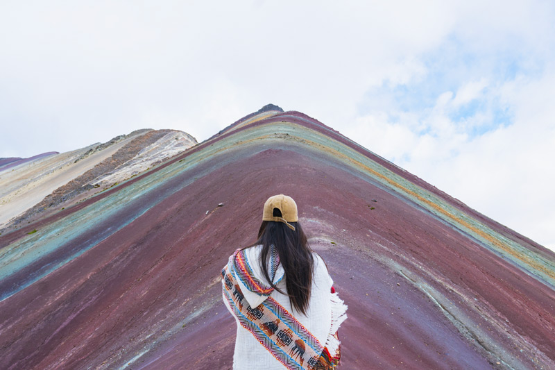 Turista en la Montaña de Colores