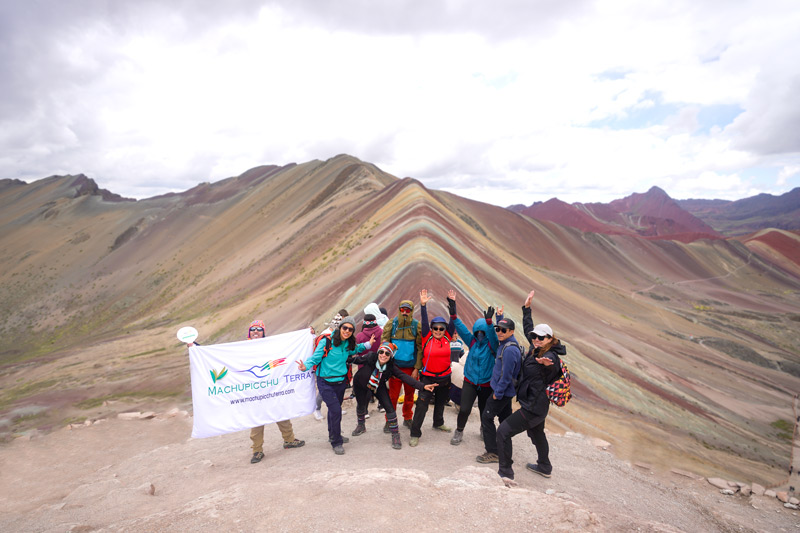 Turista en la Montaña de Colores