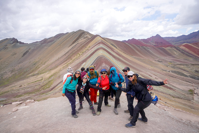Turista en la Montaña de Colores