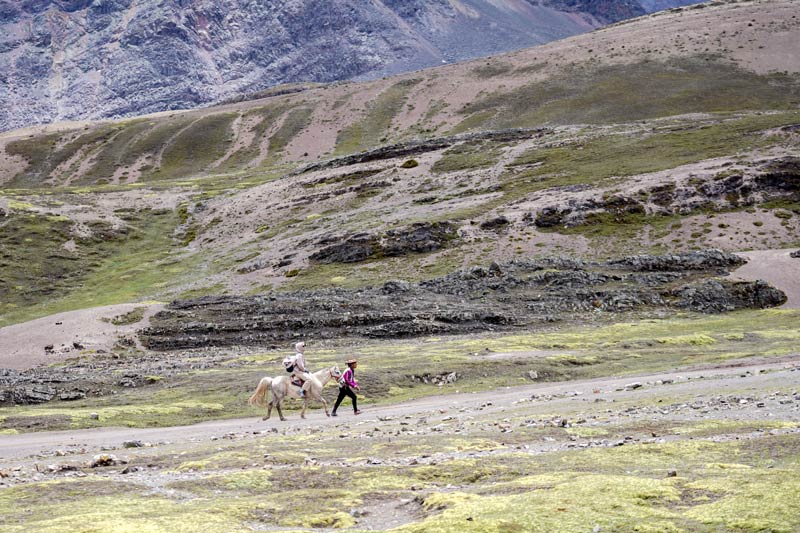 Turista rumbo a la Montaña de Colores