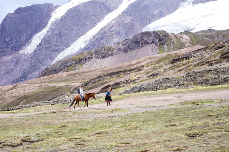 Turista rumbo a la Montaña de Colores
