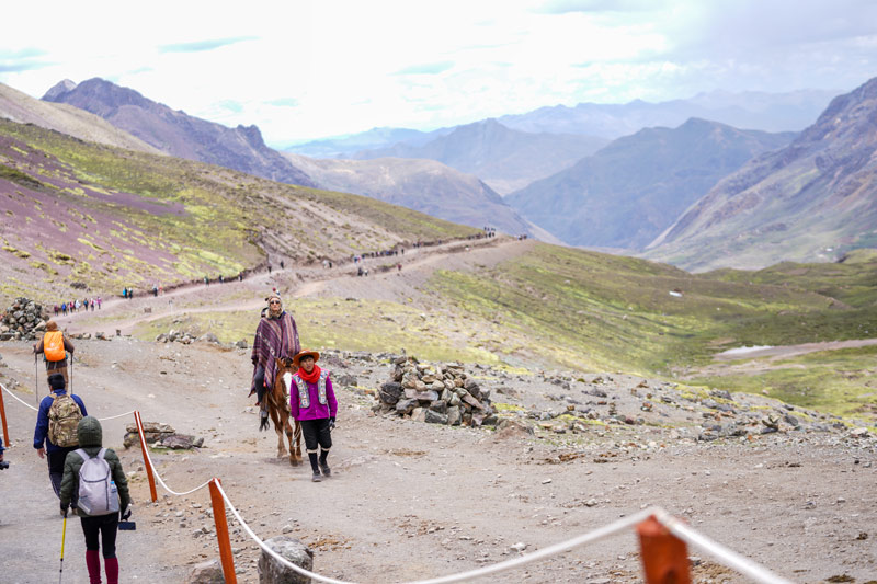 Turista rumbo a la Montaña de Colores
