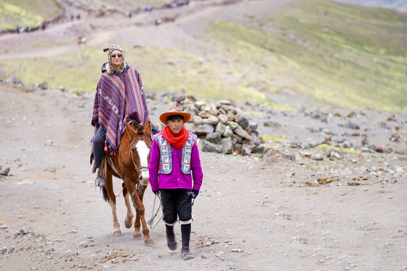 Turista rumbo a la Montaña de Colores