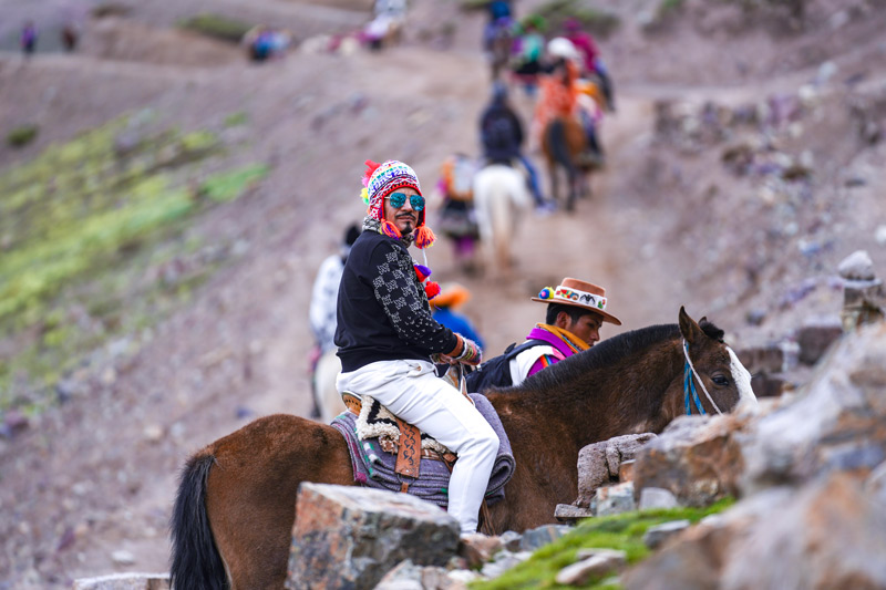Turista rumbo a la Montaña de Colores