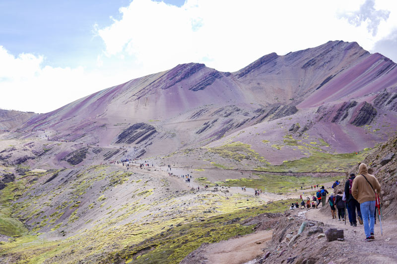 Turista camino a la Montaña de Colores