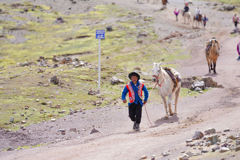 Campesino local con su caballo