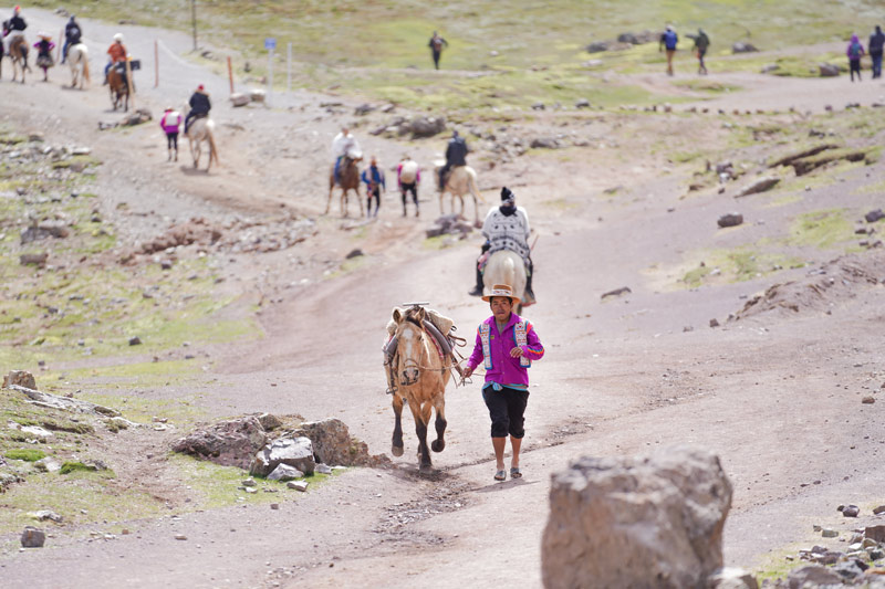 Campesino local con su caballo
