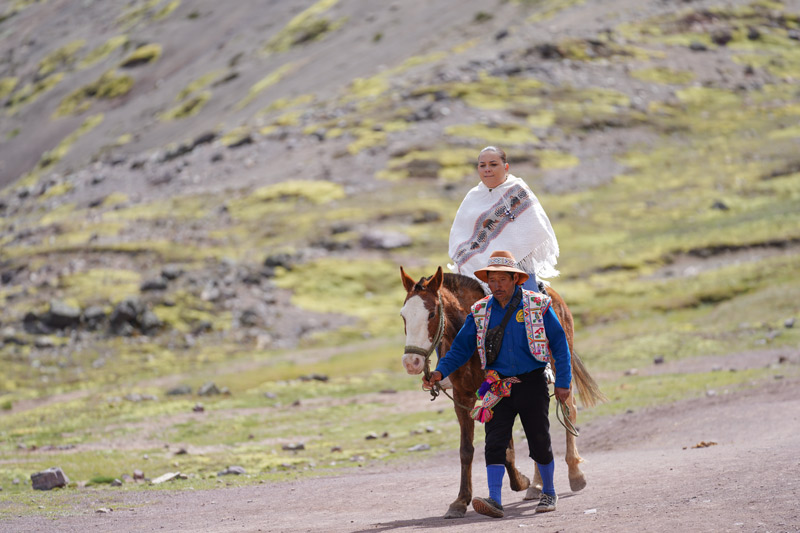 Turista rumbo a la Montaña de Colores