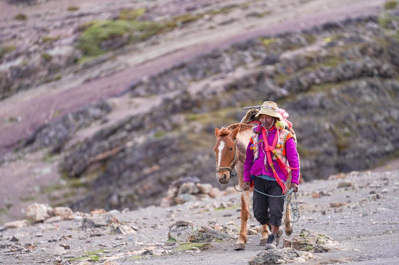 Campesino local con su caballo
