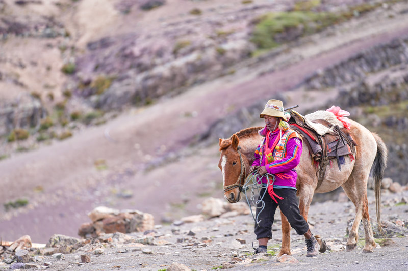 Campesino local con su caballo