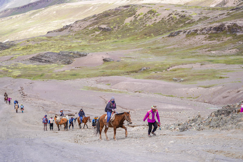 Turista rumbo a la Montaña de Colores