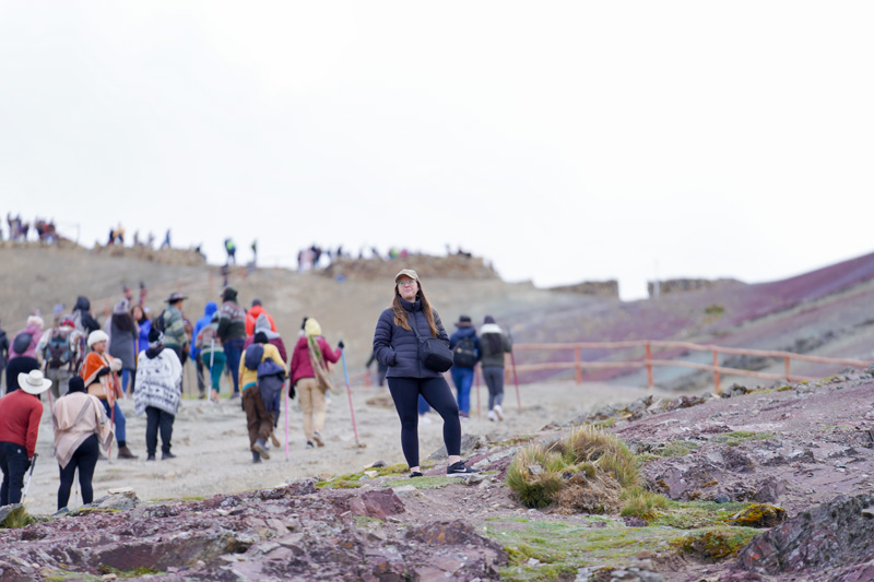 Turista rumbo a la Montaña de Colores