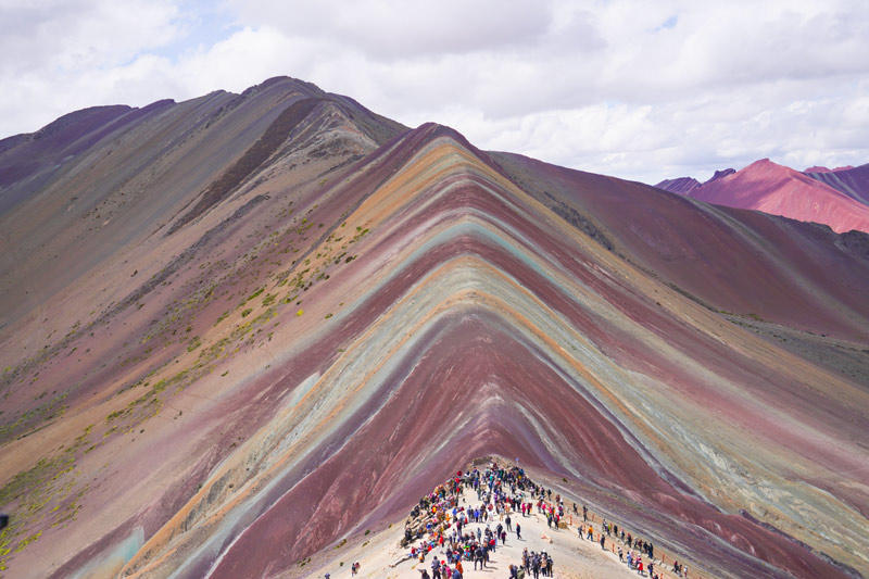 Turistas en la Montaña de Colores