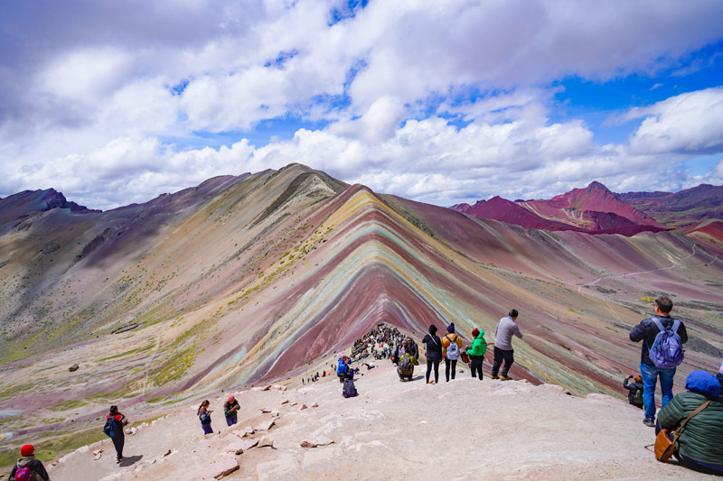 Turistas en la Montaña de Colores