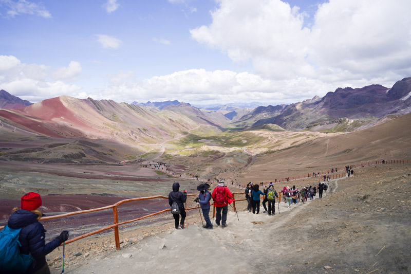 Turista descendiendo de la Montaña