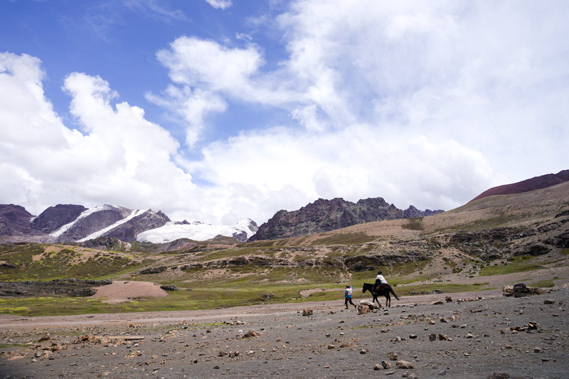 Turista rumbo a la Montaña de Colores