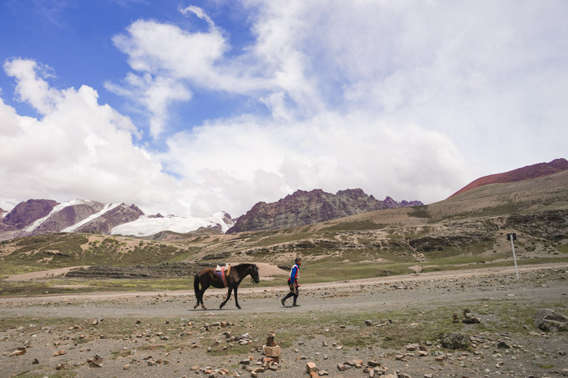 Turista rumbo a la Montaña de Colores