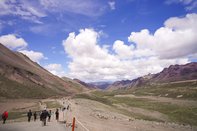 Turistas descendiendo de la Montaña de Colores