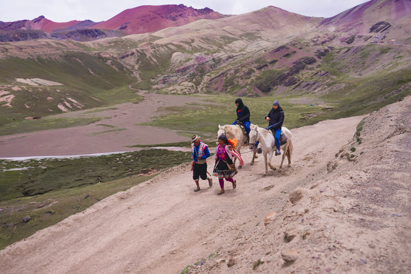 Turistas descendiendo de la Montaña de Colores
