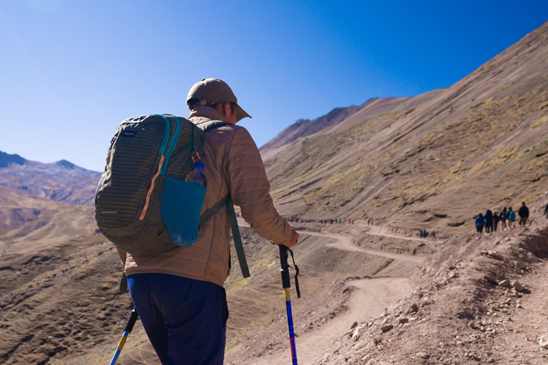Turista camino a la Montaña de Colores