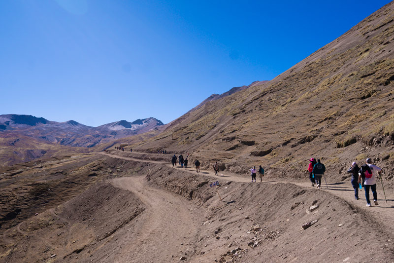 Turistas camino a la Montaña de Colores