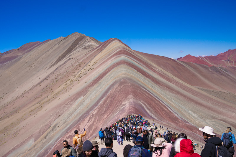 Turista en la Montaña de Colores