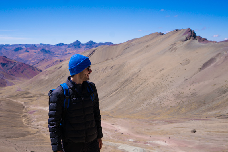 Turista en la Montaña de Colores