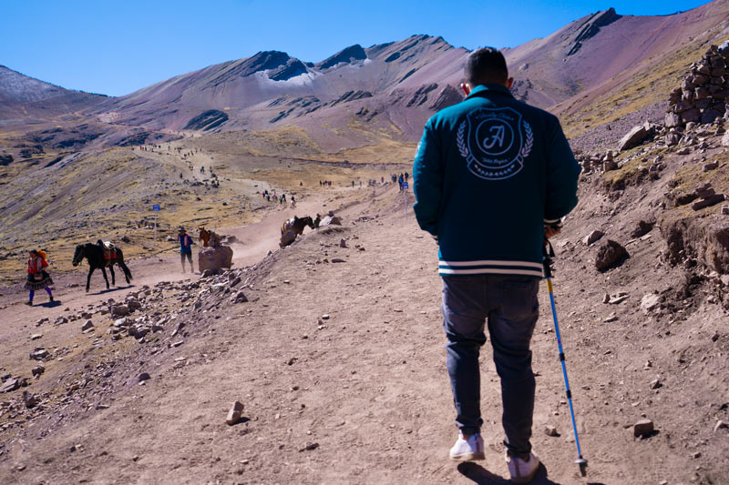 Turista rumbo a la montaña de colores