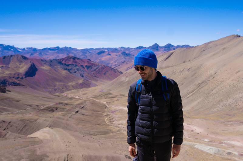 Turista en la Montaña de Colores