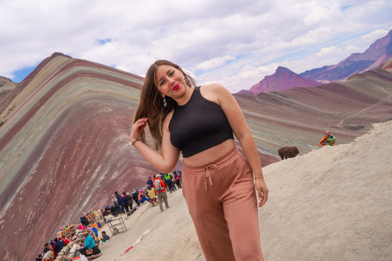 Turista en la Montaña de Colores