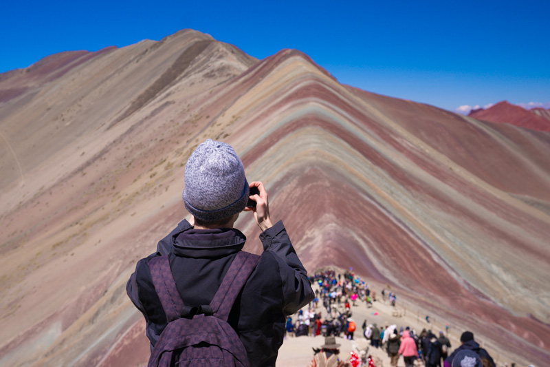 Turista en la Montaña de Colores