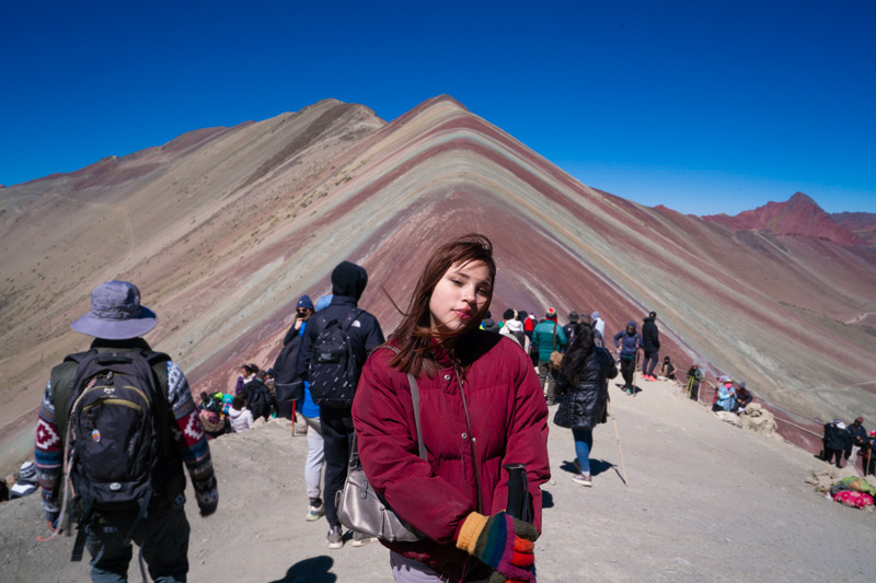Turista en la Montaña de Colores