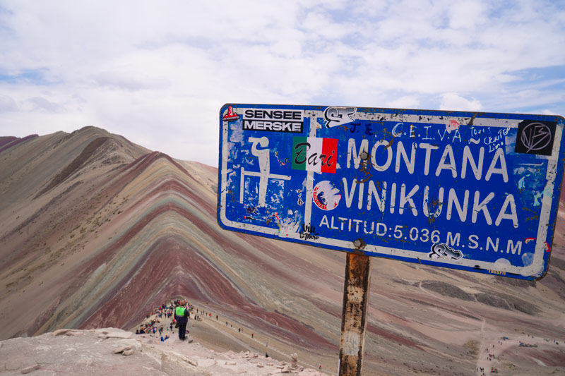 Letrero altitud de la Montaña de Colores