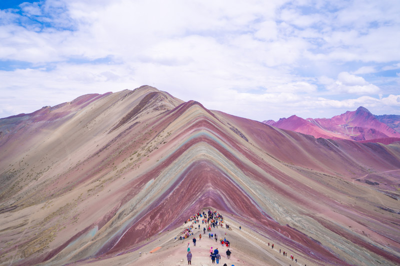 Turista en la Montaña de Colores