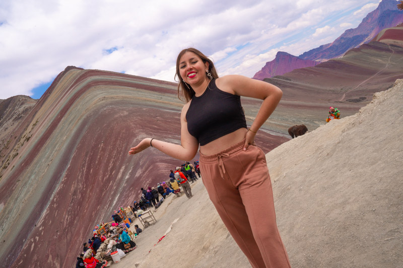 Turista en la Montaña de Colores