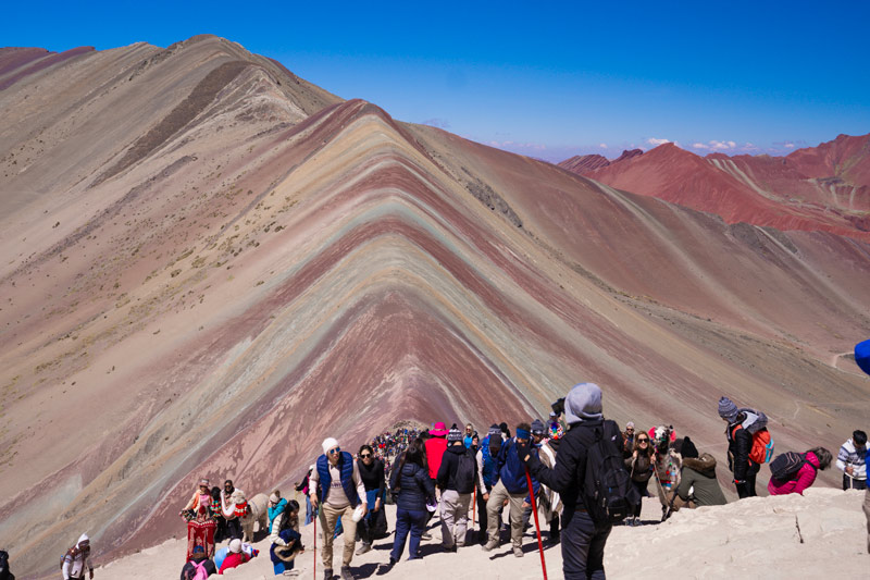 Turistas en la Montaña de Colores