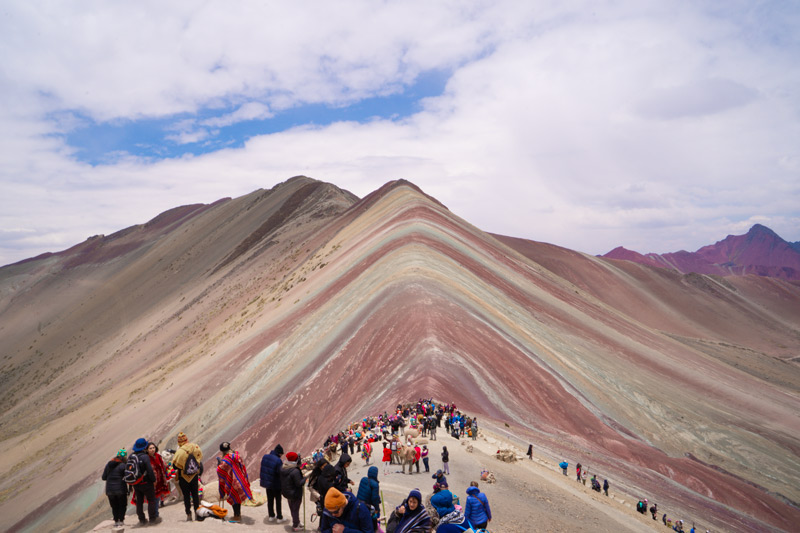 Turistas en la Montaña de Colores