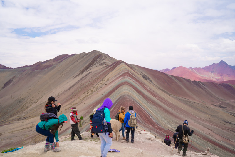 Turista en la Montaña de Colores