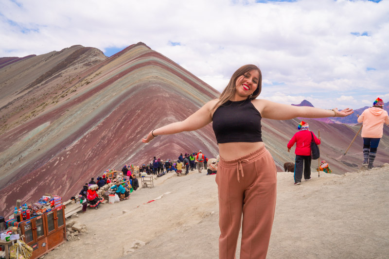 Turista en la Montaña de Colores