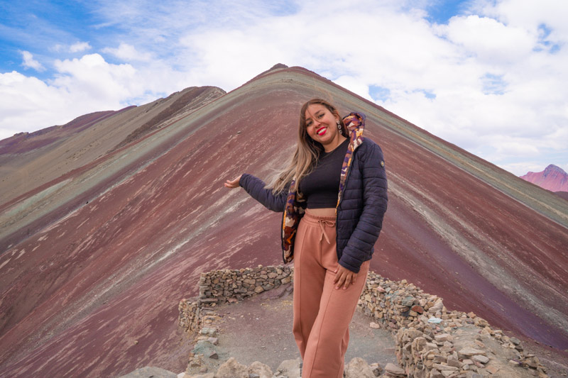 Turista en la Montaña de Colores