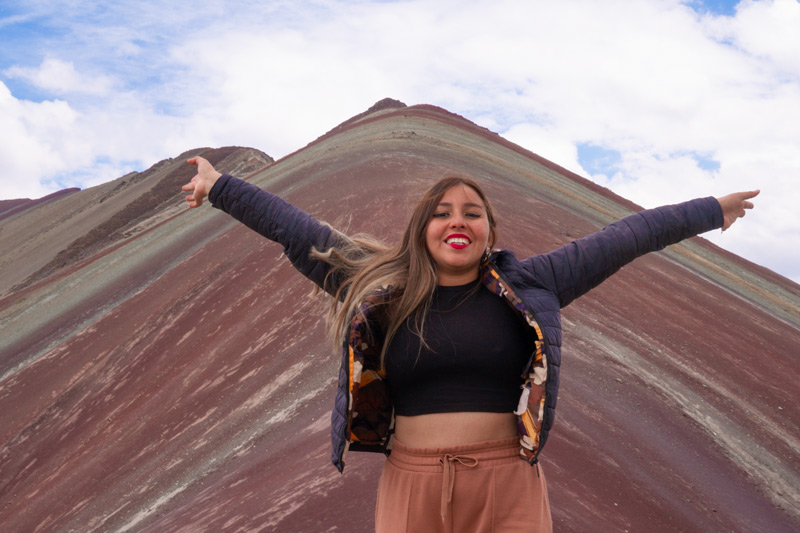 Turista en la Montaña de Colores